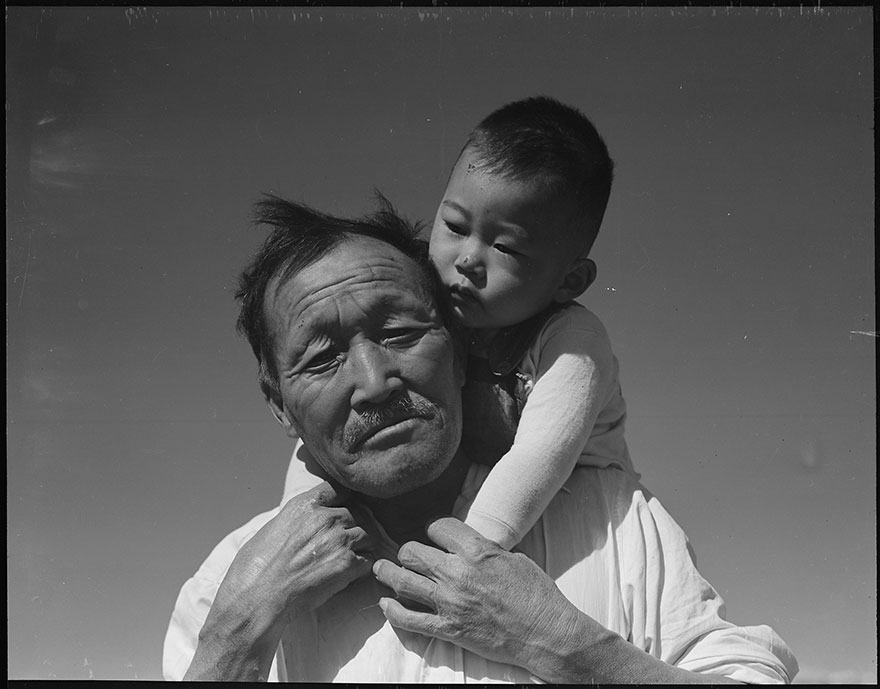 japanese-internment-camp-photos-dorothea-lange-7-5ca213f028c7e  880