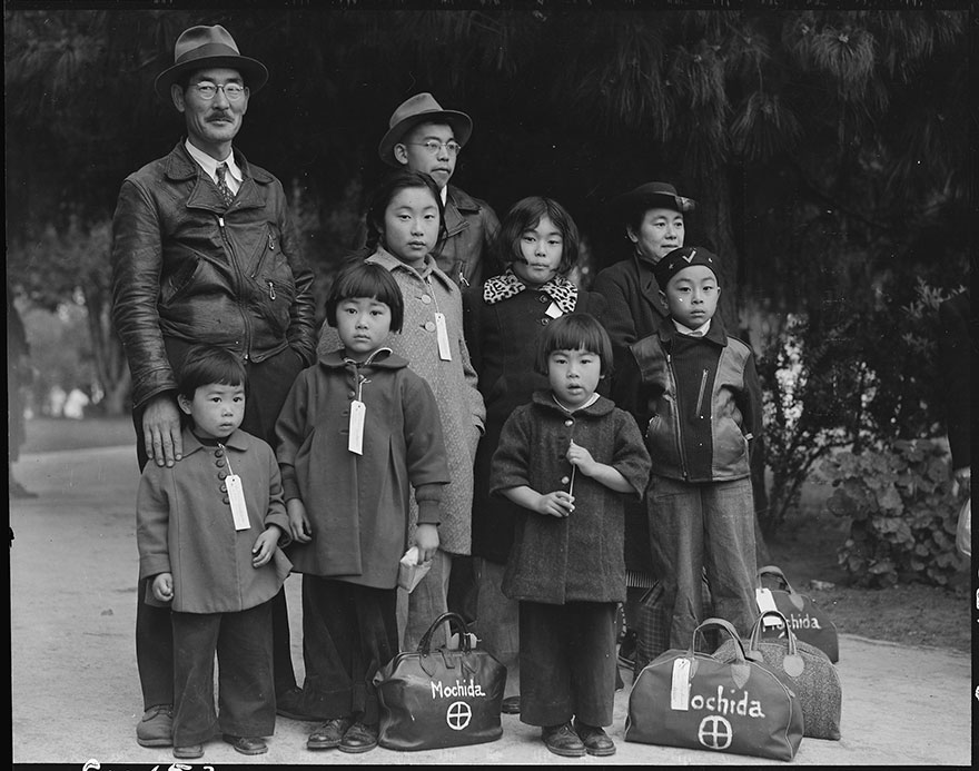 japanese-internment-camp-photos-dorothea-lange-29-5ca213c08b588  880