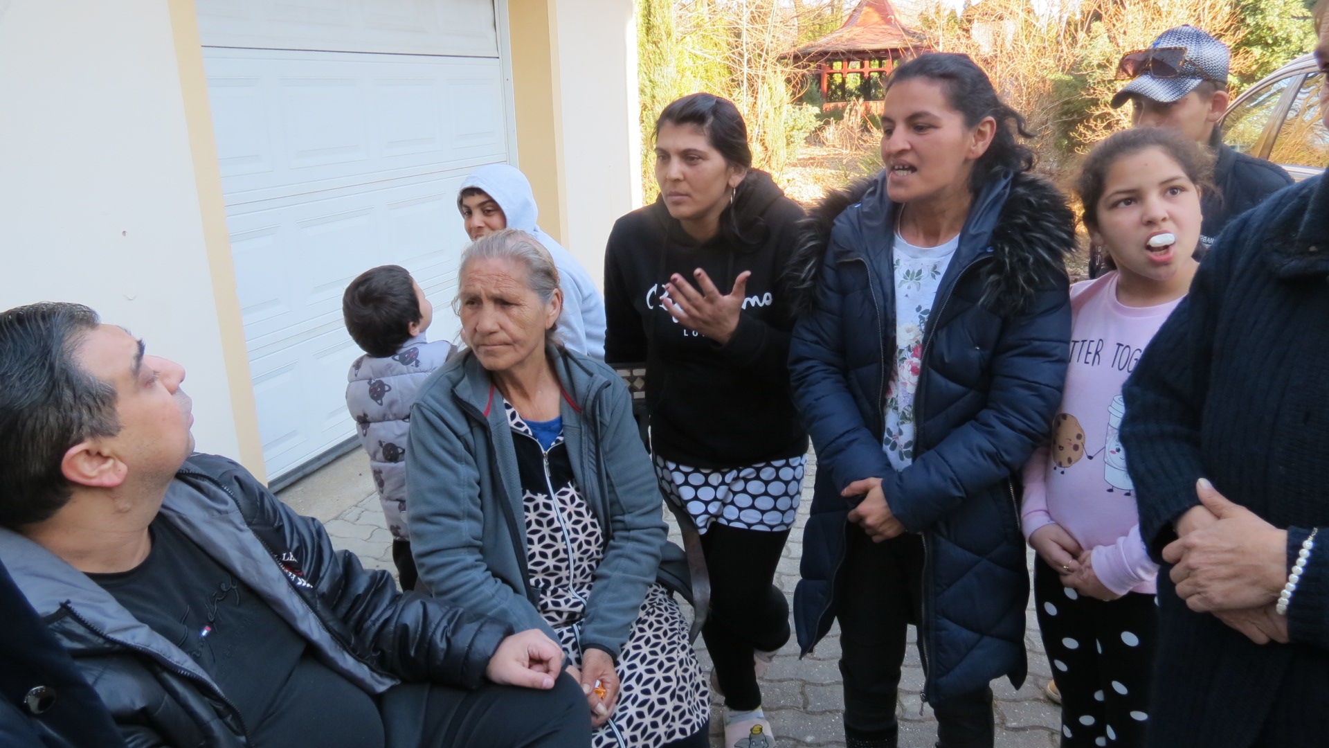 Obrázek: romove-v-bozicanech-prijimaji-humanitarni-pomoc-foto-dusan-vagai-1