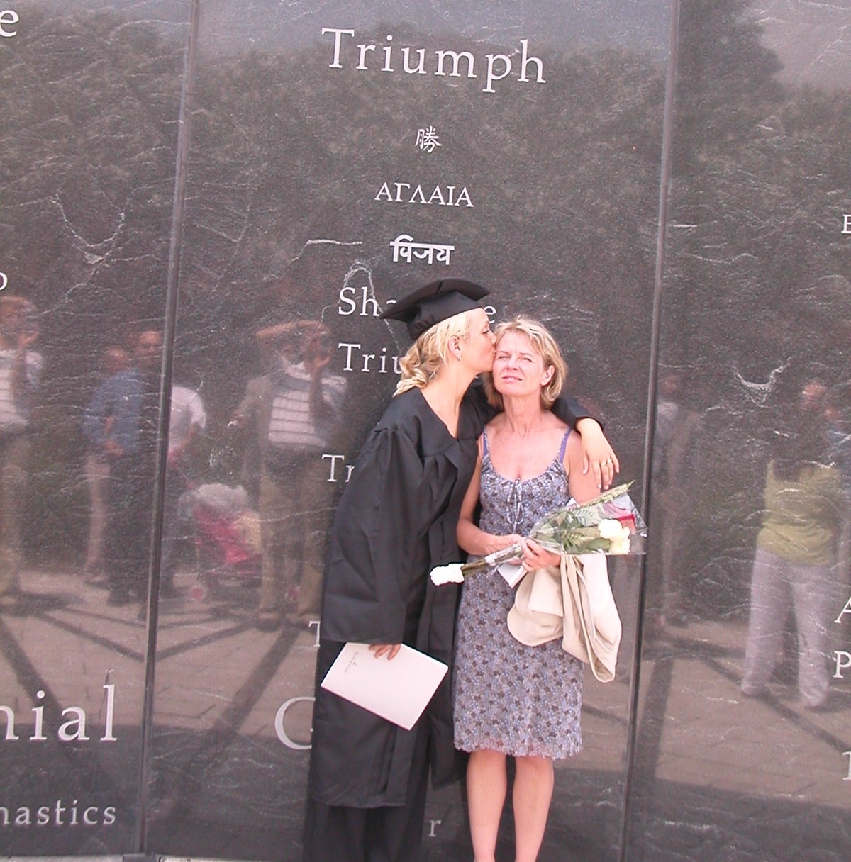 Obrázek: graduation-usa-2003-with-mom