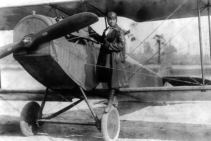 Obrázek: bessie-coleman-and-her-jenny-1922