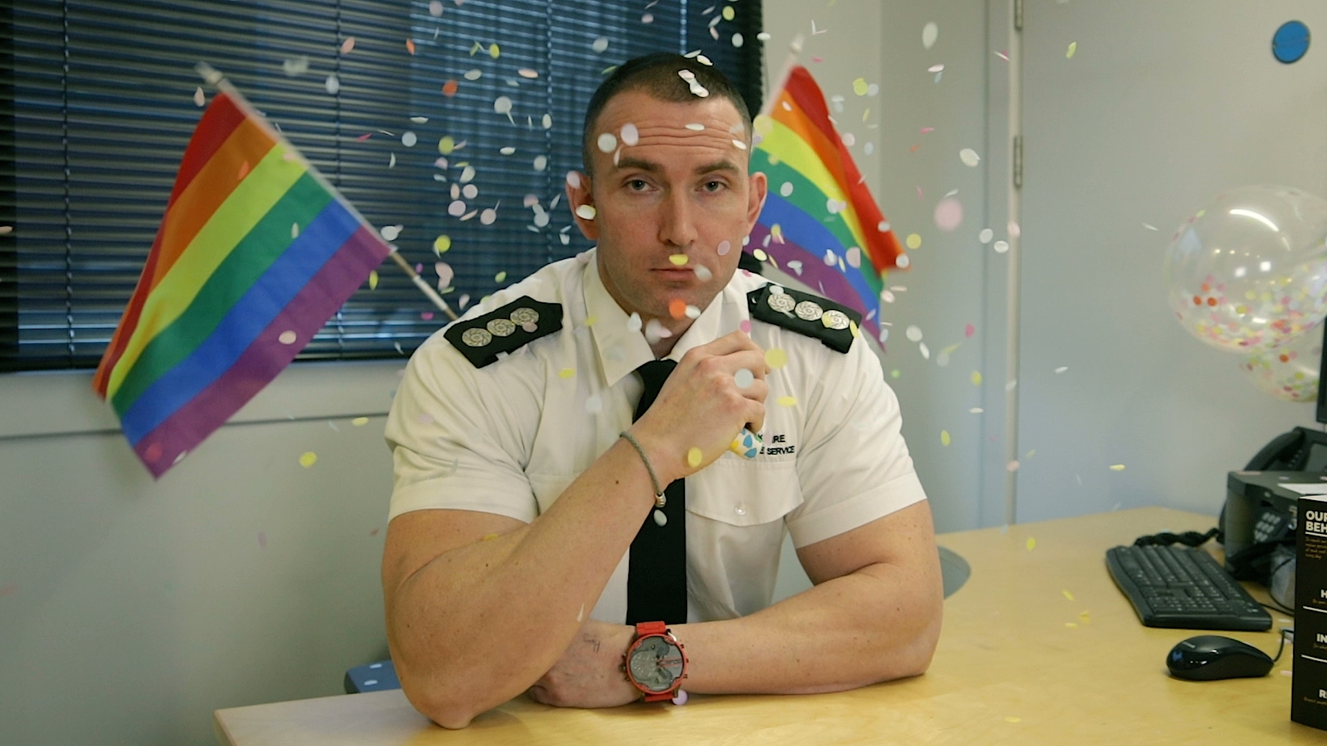 Britští hasiči natočili video na podporu LGBT lidí. „Oheň nediskriminuje a  ani my ne,“ říkají | HATEFREE CULTURE